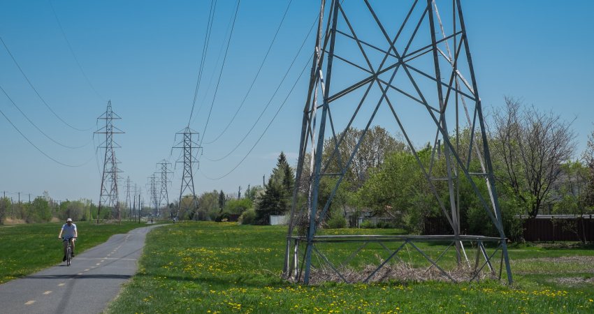 Energiemasten door het landschap