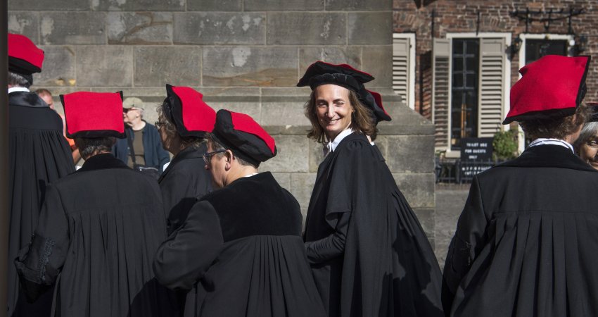 Vrouwelijke hoogleraar in de stoet voor de opening van het academische jaar in Groningen 