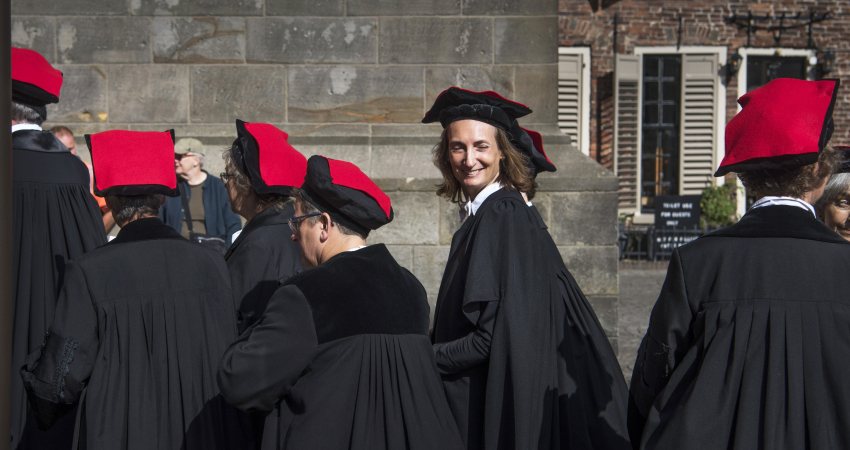 Vrouwelijke hoogleraar in de stoet voor de opening van het academische jaar in Groningen