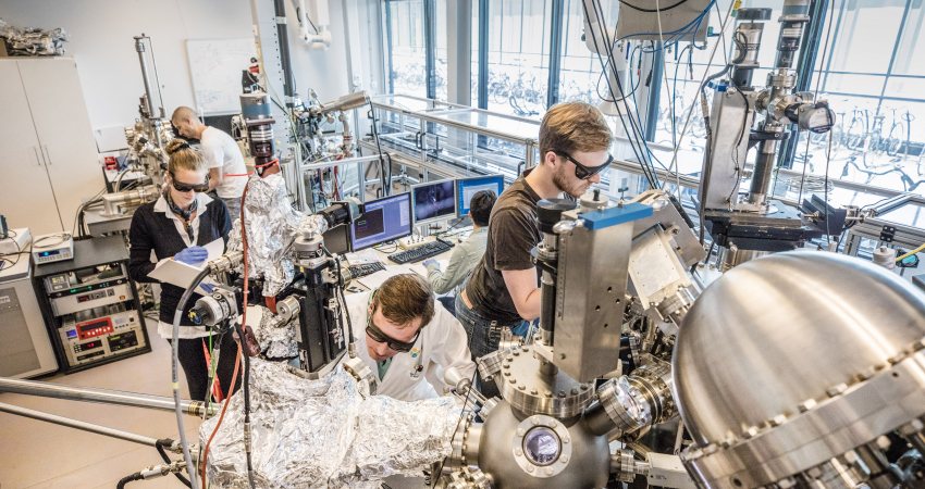 Onderzoekers van de Universiteit Twente werken in een laboratorium