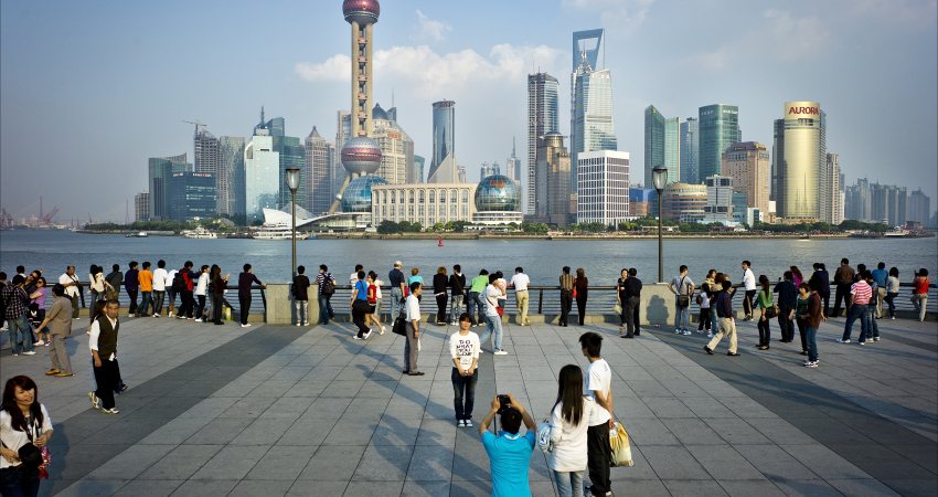 Toeristen poseren voorde  skyline van Shanghai