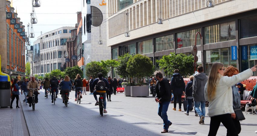 Een aantal mensen een winkelstraat