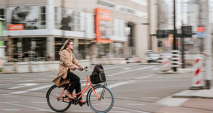 Een vrouw fietst over straat