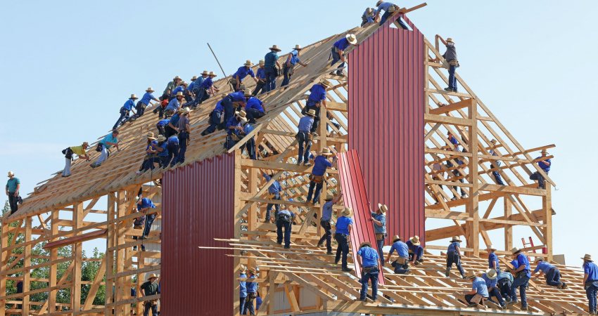 Bouwvakkers werken aan een schuur in aanbouw