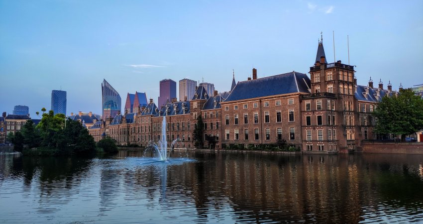 Foto van het Binnenhof en de Hofvijver vanaf het Buitenhof