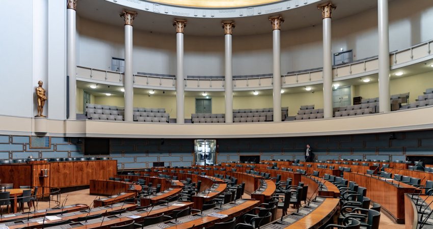 De grote vergaderzaal van het Finse parlement in Helsinki