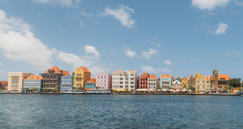 De Handelskade in Willemstad op Curacao