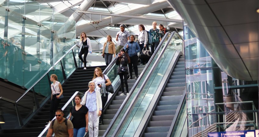 Mensen op de roltrap bij Den Haag Centraal