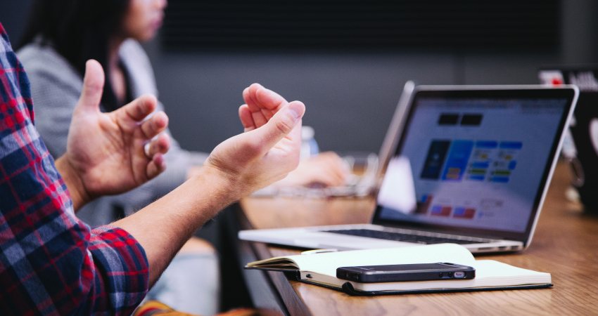 Persoon aan het werk achter een laptop