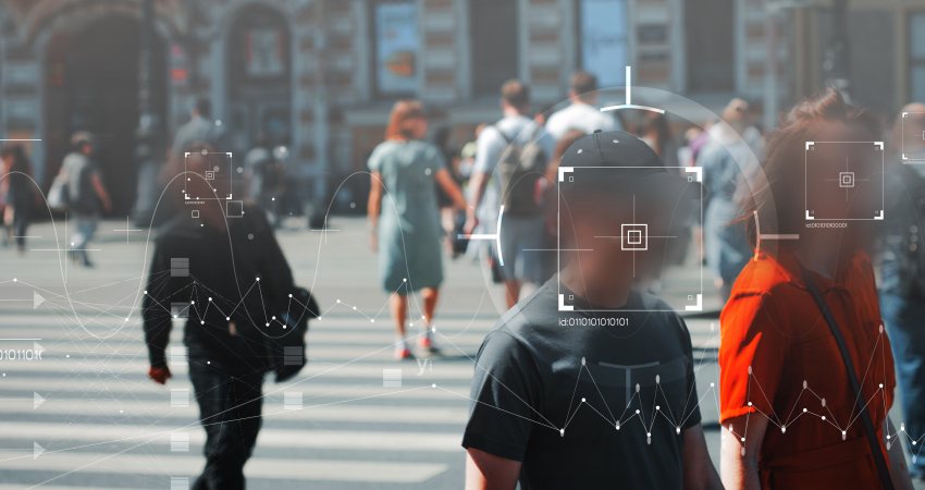 Een camera herkent door middel van AI gezichten op straat