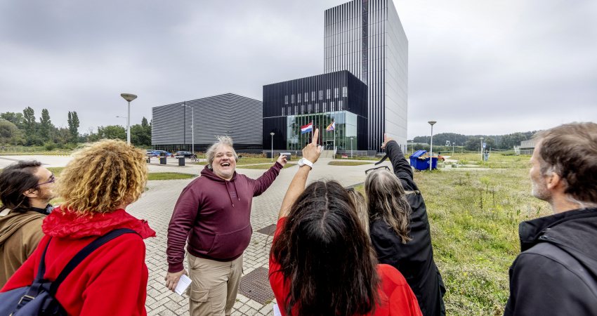 Bezoekers worden rondgeleid bij een datacentrum op het Amsterdamse sciencepark