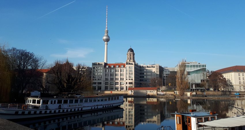 De historische haven van Berlijn met rechts op de achtergrond de Nederlandse ambassade