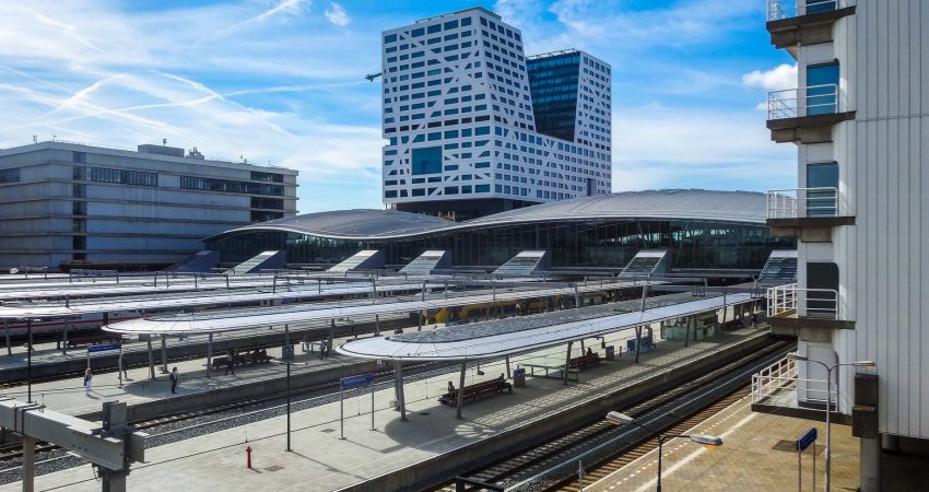 Station Utrecht Centraal met op de achtergrond het stadskantoor