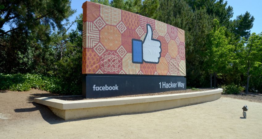 De likeknop van Facebook staat prominent afgebeeld op het bord van Facebook