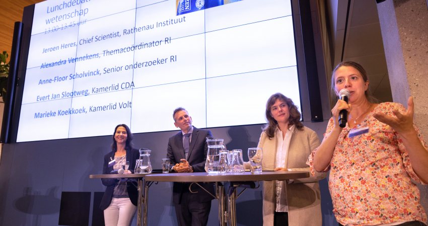 Evert-Jan Slootweg, Marieke Koekoek, Alexandra Vennekens en Anne-Floor Scholvinck voor het scherm met de presentatie