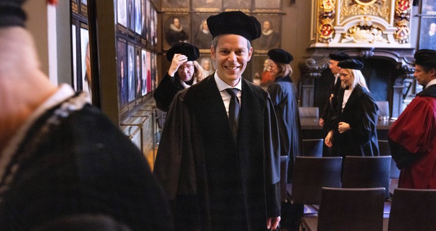 Laurens Hessels tussen andere hoogleraren in het academiegebouw van de Universiteit Leiden