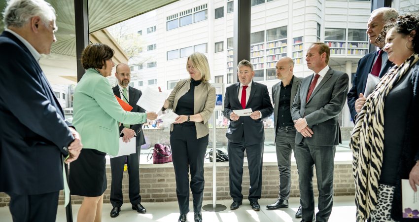 Het samenwerkingsverband van Armeense organisaties in Nederland biedt een petitie aan in het gebouw van de Tweede Kamer