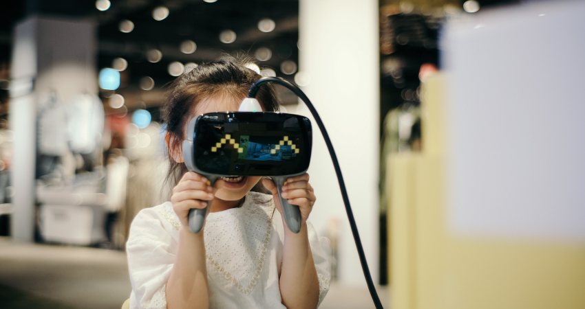 Een meisje met een VR bril