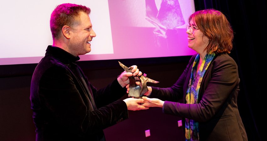 Daan Rovers overhandigt de Melanie Petersprijs aan Bart Wernaart
