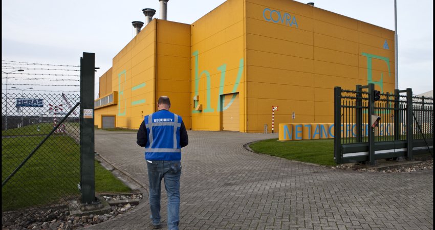 Een medewerker loopt naar het gebouw waar COVRA radioactief afval opslaat