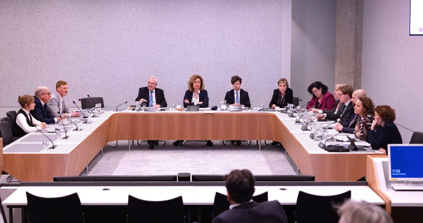 Onderzoekers van het Rathenau Instituut presenteren hun rapport in de Tweede Kamercommissie.