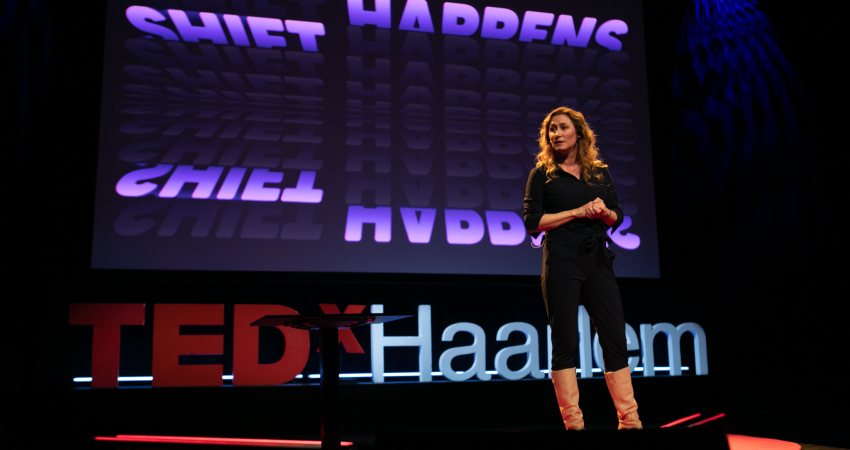 Mariëtte van Huijstee tijdens de TEDtalk in Haarlem