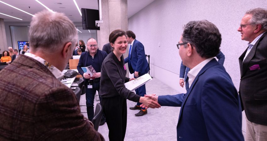 Onderzoeker Rosanne Edelenbosch neemt afscheid van de Kamerleden.