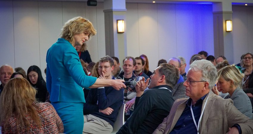 Maria Henneman gaat in gesprek met de aanwezigen