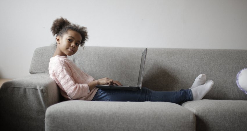 Meisje met laptop op schoot