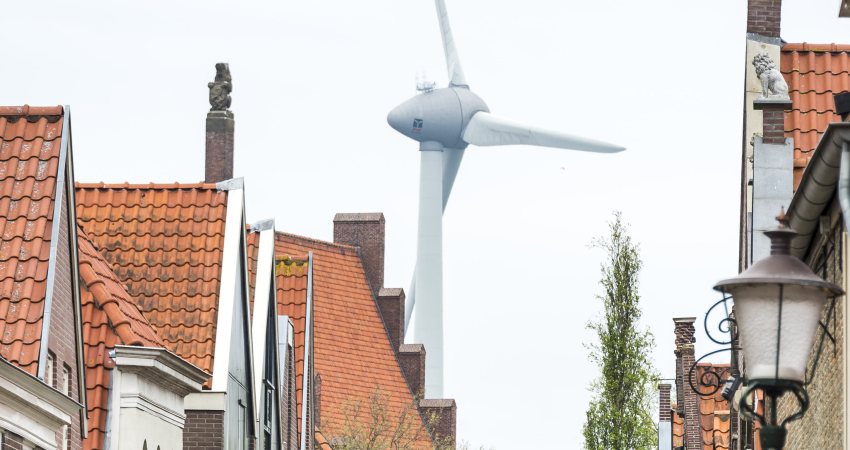 Een windmolen gezien vanuit het oude centrum van Medemblik.