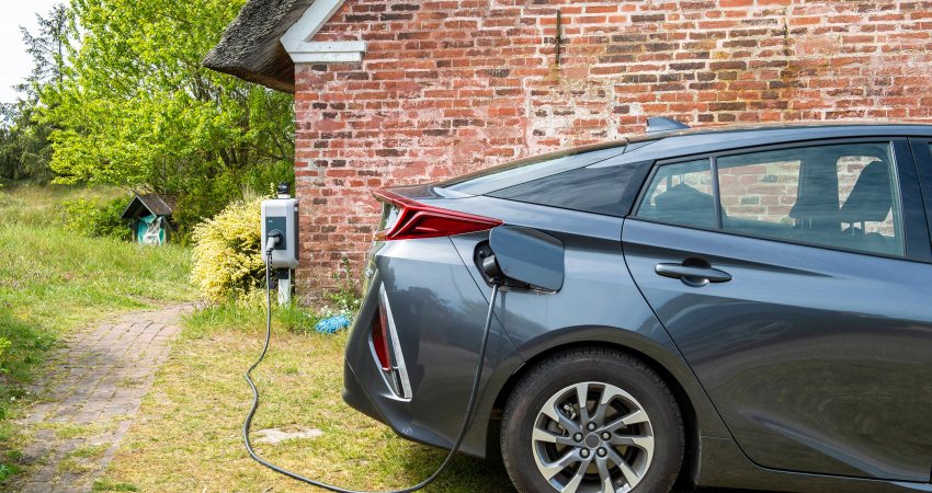 Een elektrische auto aan de thuislader