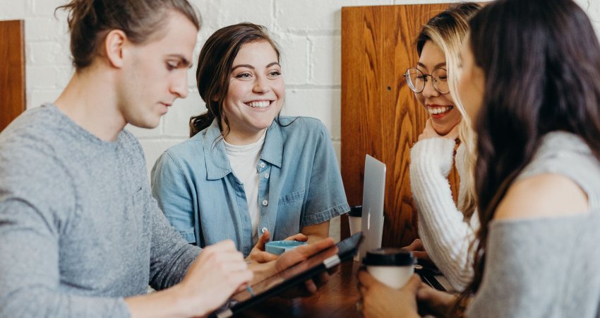 Jongeren samen aan het werk met een laptop en tablet