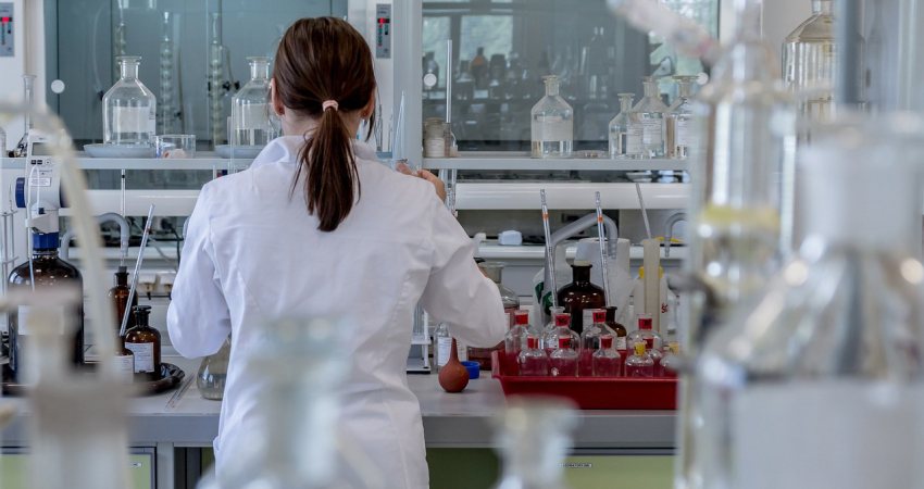Een laborant aan het werk