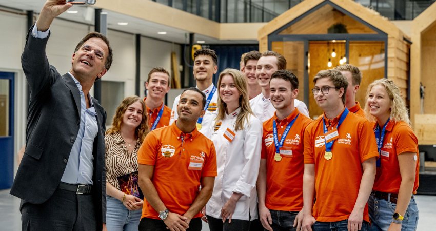 Premier Rutte met studenten van ROC Mondriaan (foto: Robin Utrecht/ANP)