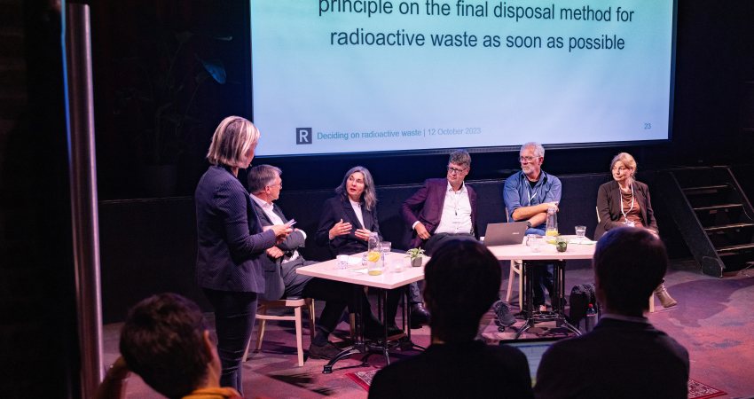 Een panel van wetenschappers, beleidsmakers en maatschappelijke organisaties bespreekt hoe Nederland zou kunnen besluiten over de eindberging van zijn radioactief afval.