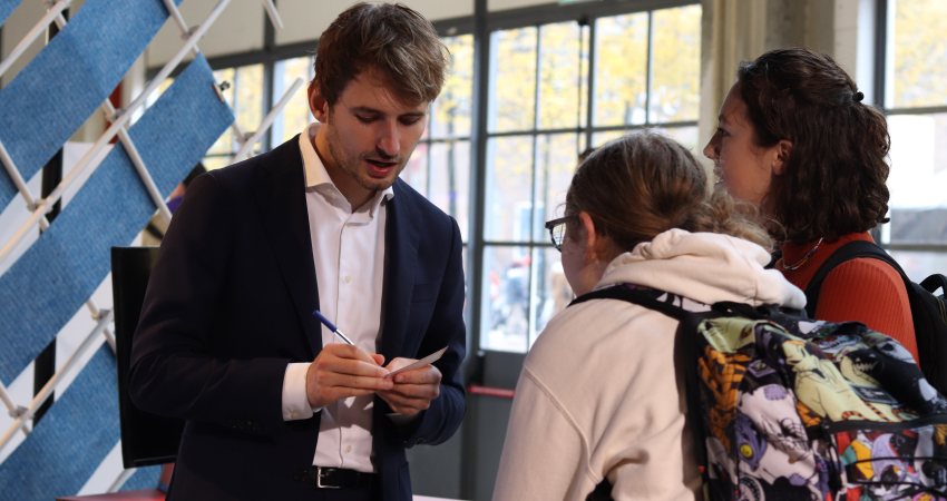 Onderzoeker in gesprek met bezoekers aan de Dutch Design Week 2021.