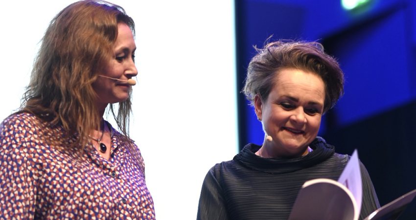 Staatssecretaris van Huffelen neemt de publicatie in ontvangst van coördinator Mariette van Huijstee
