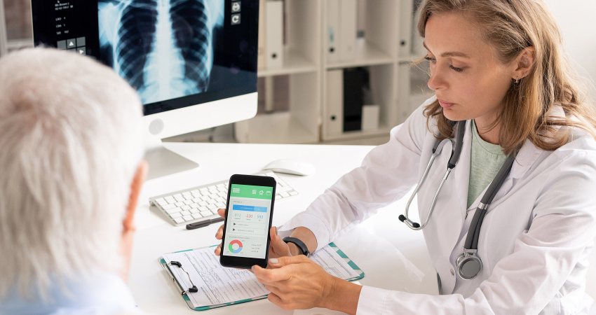 Een dokter laat data zien op een app