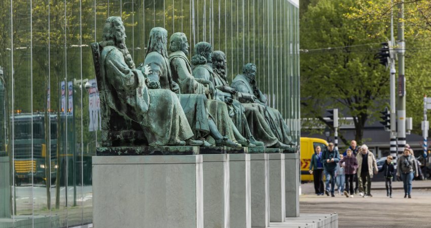 Beelden van vooraanstaande juristen voor het gebouw van de Hoge Raad in Den Haag.