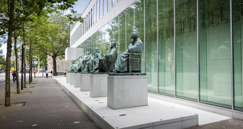 De beeldengroep aan de voorkant van het gebouw van de Hoge Raad in Den Haag.