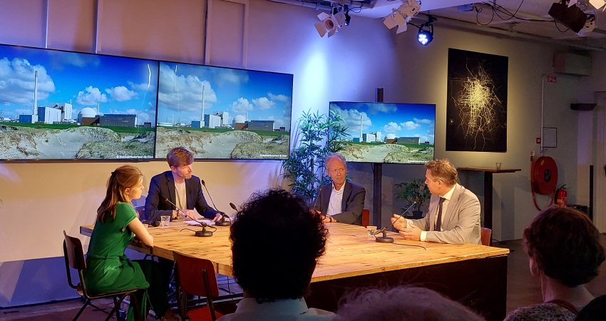 Deelnemers aan het gesprek over kernenergie in Pakhuis de Zwijger.