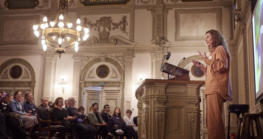 Mariëtte van Huijstee spreekt op het symposium Illusie of werkelijkheid in het Teylers Museum