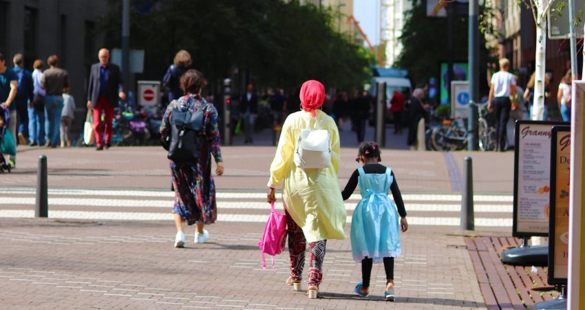 Mensen wandelen op straat in Den Haag