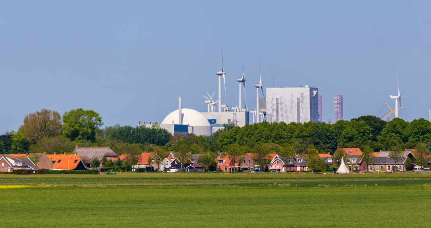 De kerncentrale van Borselle met het dorp op de voorgrond
