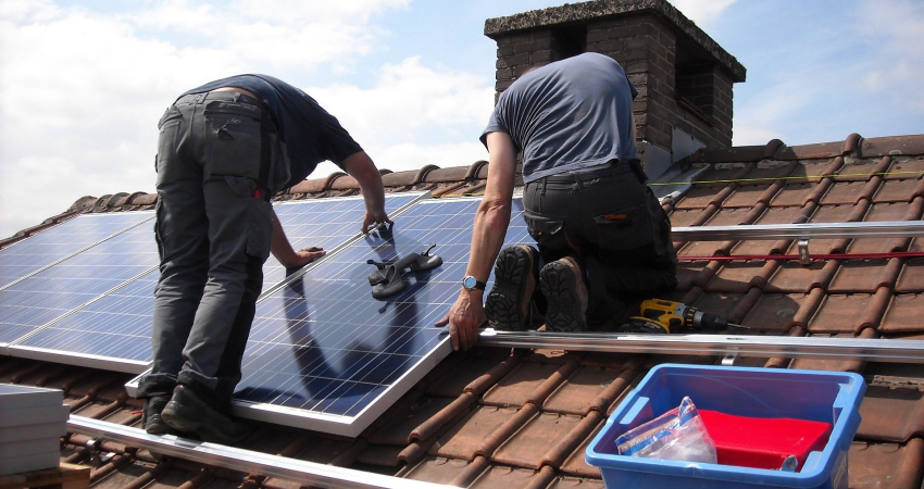 Aanleg van zonnepanelen op een dak