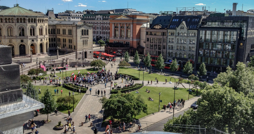 Parlement van Noorwegen met publiek op straat