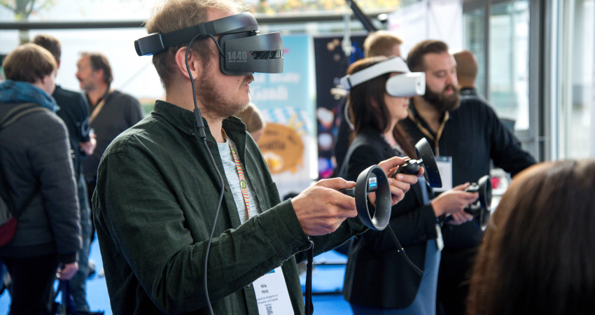 Mensen met VR-brillen op
