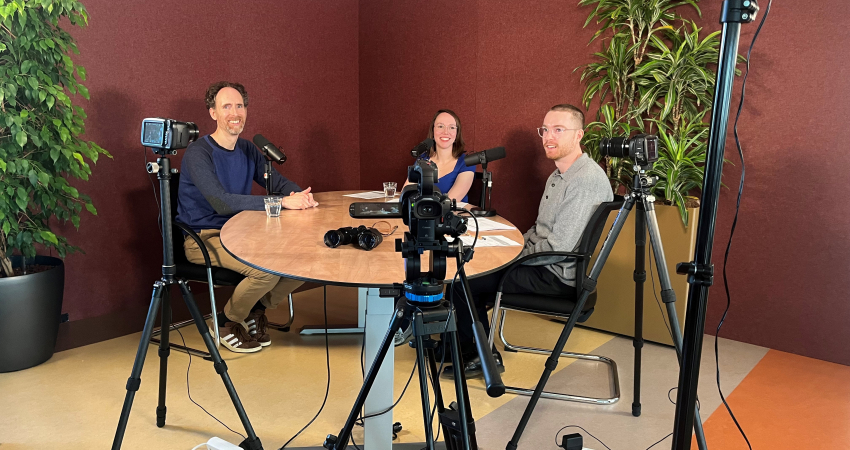 Geert Hamer in gesprek met hosts Simone en Timo tijdens de podcastopname