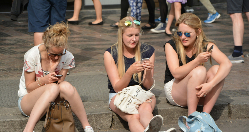 Drie vrouwen met mobieltjes