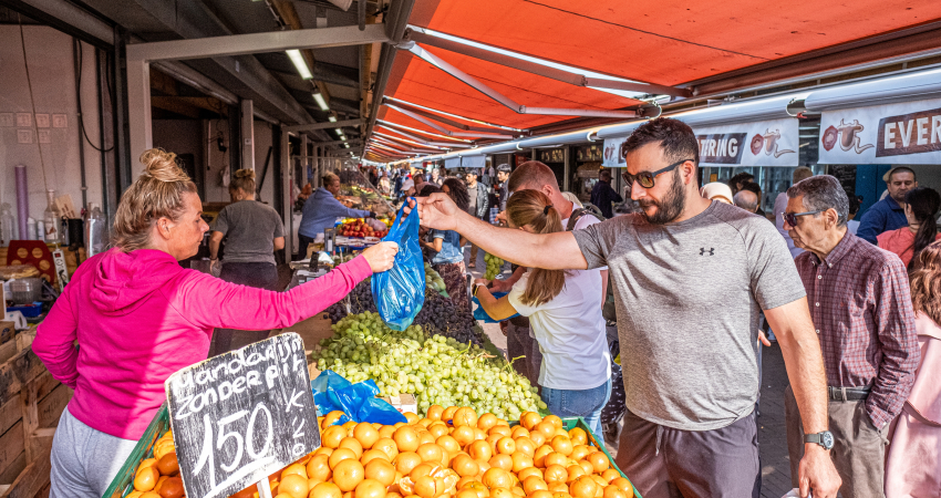 Winkelend publiek op de Haagse Markt, Den Haag